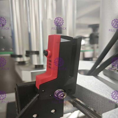 गोल बोतल के लिए सिंगल हेड चिपकने वाला स्टिकर लेबलिंग मशीन 50 बीपीएम