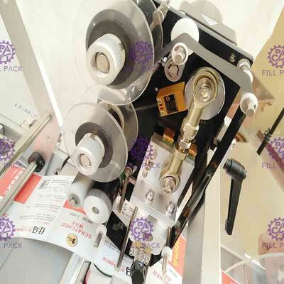 चिपकने वाला गोल बोतल लेबलिंग मशीन अर्ध स्वचालित बोतल लेबलर