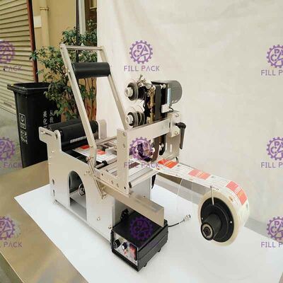 चिपकने वाला गोल बोतल लेबलिंग मशीन अर्ध स्वचालित बोतल लेबलर