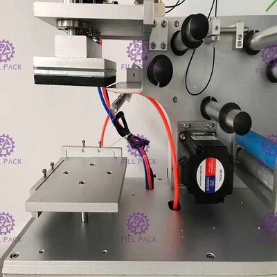 स्क्वायर फ्लैट बोतल लेबलिंग मशीन 2000BPH जार चिपकने वाला स्टिकर अर्ध स्वचालित