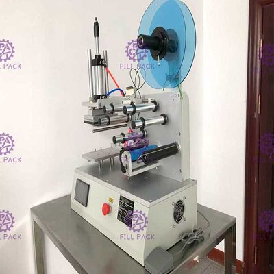 स्क्वायर फ्लैट बोतल लेबलिंग मशीन 2000BPH जार चिपकने वाला स्टिकर अर्ध स्वचालित