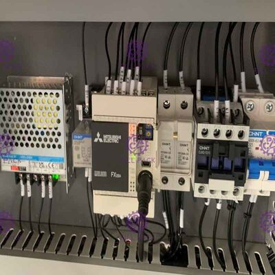 सिंगल साइड 50bpm पालतू प्लास्टिक की बोतल स्वयं चिपकने वाला लेबलिंग मशीन