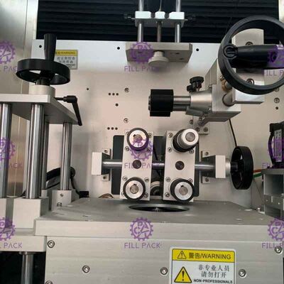 फोटोइलेक्ट्रिक हटना आस्तीन पीवीसी पीईटी फ्लैट बोतल स्टिकर लेबलिंग मशीन