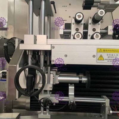 फोटोइलेक्ट्रिक हटना आस्तीन पीवीसी पीईटी फ्लैट बोतल स्टिकर लेबलिंग मशीन