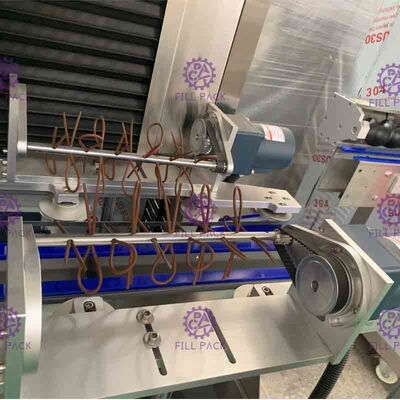 पैनासोनिक ड्राइवर के साथ दो बोतल लेबलिंग मशीन स्थापित डबल ब्लेड