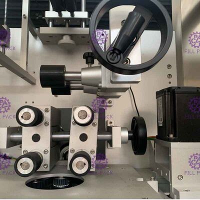 पैनासोनिक ड्राइवर के साथ दो बोतल लेबलिंग मशीन स्थापित डबल ब्लेड