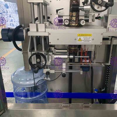 0-50 बीपीएम स्टेनलेस स्टील गैलन बोतल लेबलिंग मशीन पीएलसी कंट्रोल