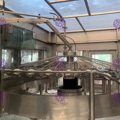 3 इन 1 मोनोब्लॉक कार्बोनेटेड ड्रिंक फिलिंग कैपिंग मशीन प्लास्टिक की बोतल स्क्रू कैप के साथ