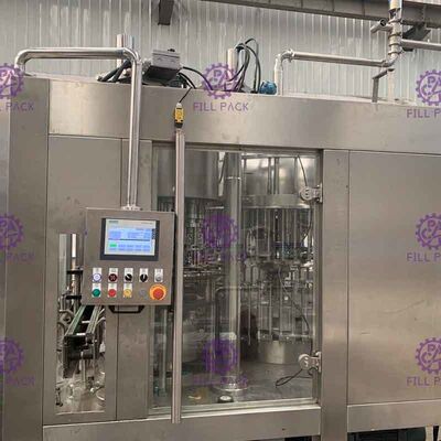 3 इन 1 मोनोब्लॉक कार्बोनेटेड ड्रिंक फिलिंग कैपिंग मशीन प्लास्टिक की बोतल स्क्रू कैप के साथ