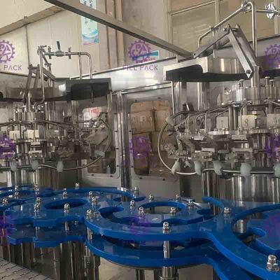 एल्यूमीनियम ढक्कन के साथ मोनोब्लॉक स्तर समायोजित बोतल भरने की मशीन