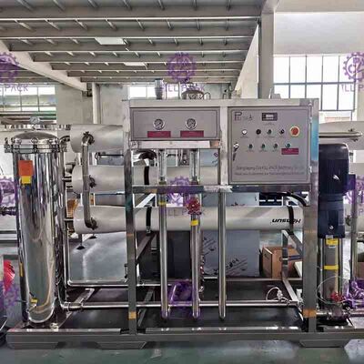 यूवी स्टेरिलोजर खनिज निस्पंदन जल उपचार प्रणाली स्टेनलेस स्टील जल भंडारण टैंक के साथ
