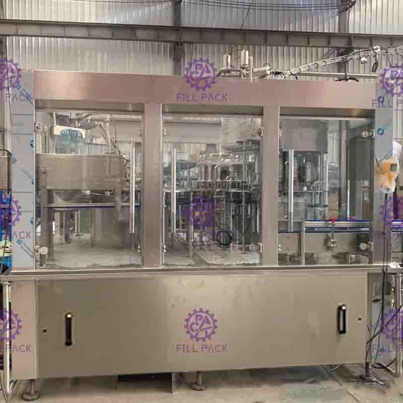 DCGF40-40-12 कार्बोनेटेड ड्रिंक फिलिंग मशीन प्लास्टिक स्क्रू कैप पीईटी बोतलों के लिए